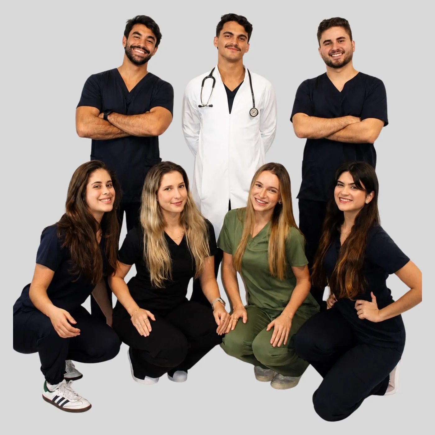 Profissionais de saúde vestindo jalecos e scrubs NUX