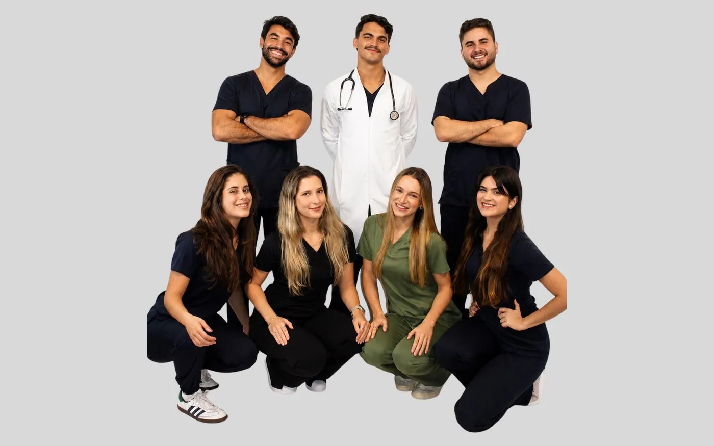 Profissionais de saúde vestindo jalecos e scrubs NUX