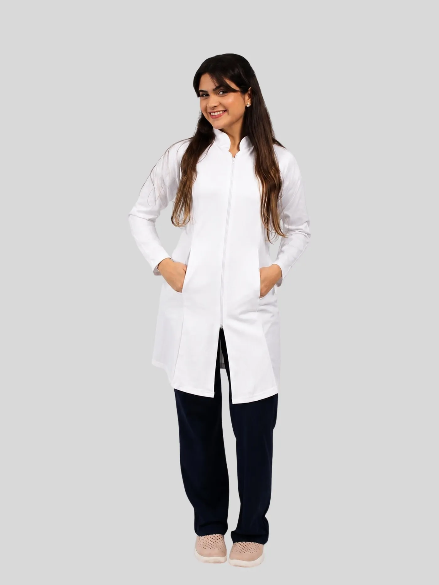 Jaleco Supreme Feminino branco, visto de frente
