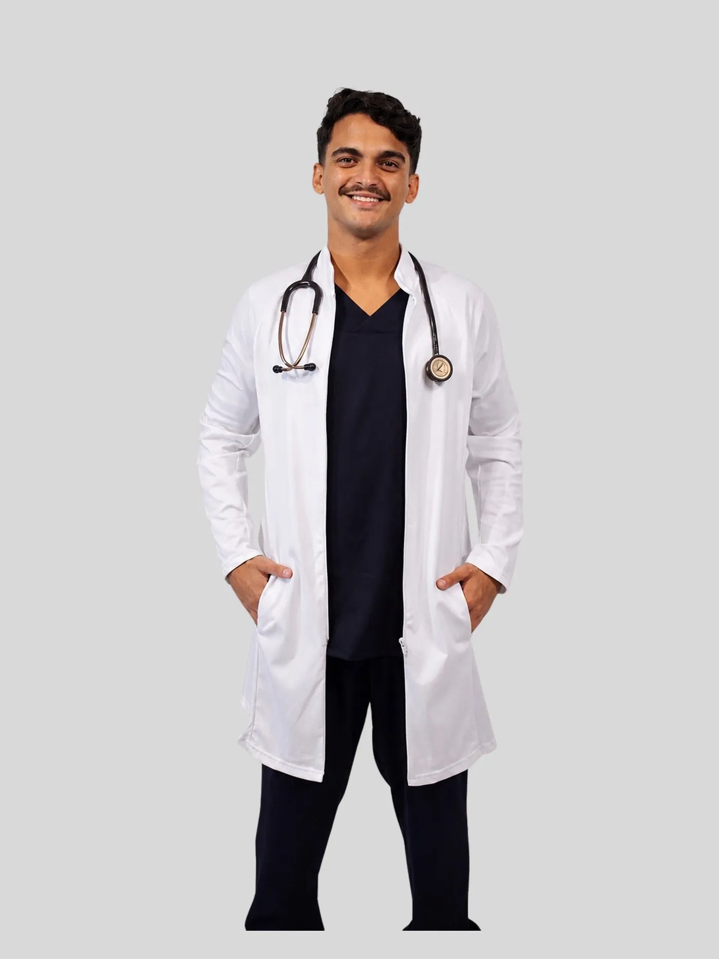Jaleco Supreme Masculino branco, aberto sobre scrub azul marinho