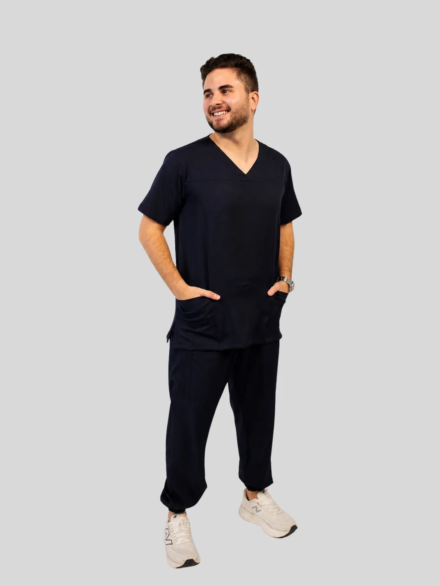 Scrub Basic Masculino, visto de frente