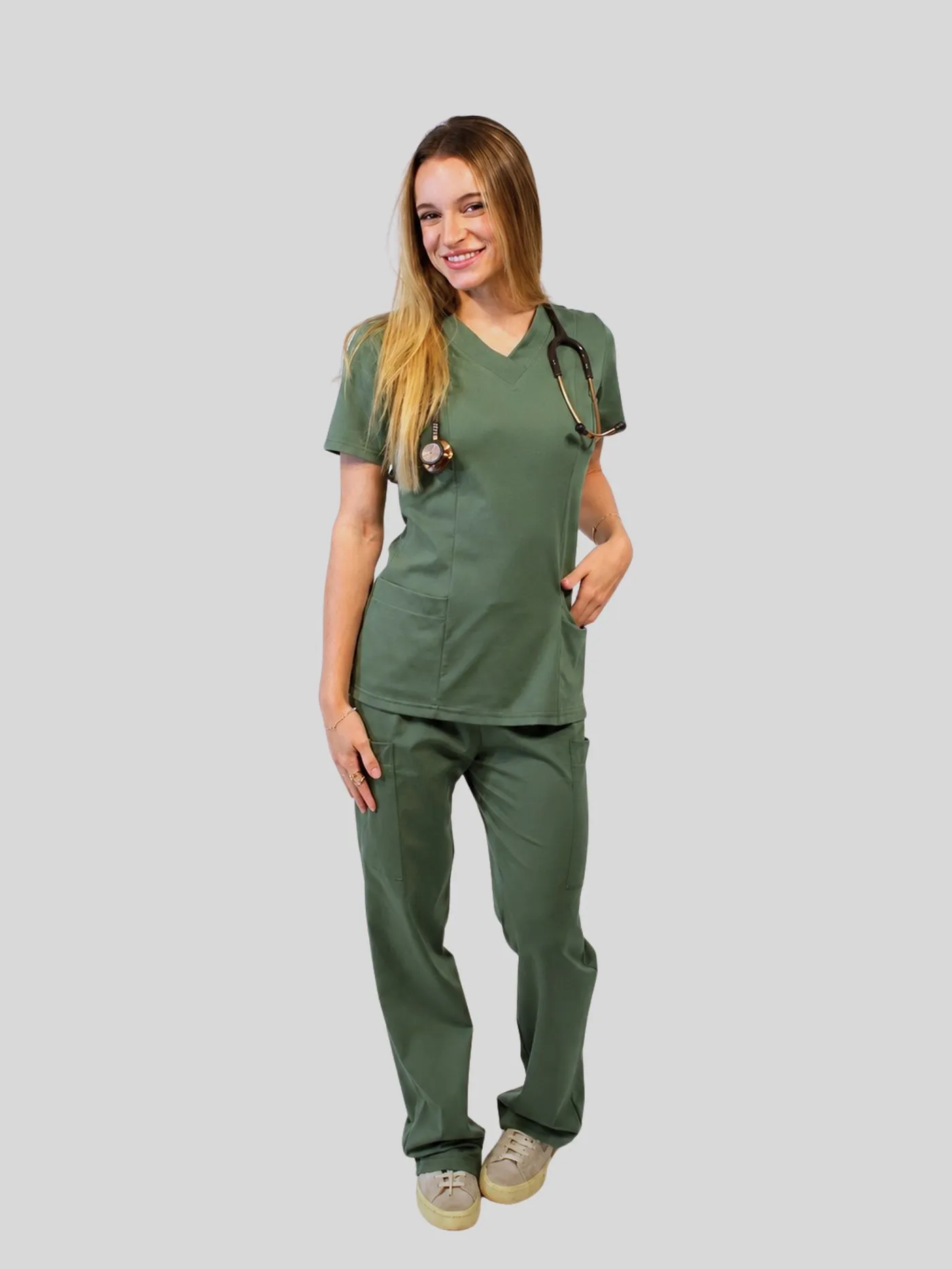 Scrub Supreme Feminino verde oliva, visto de frente