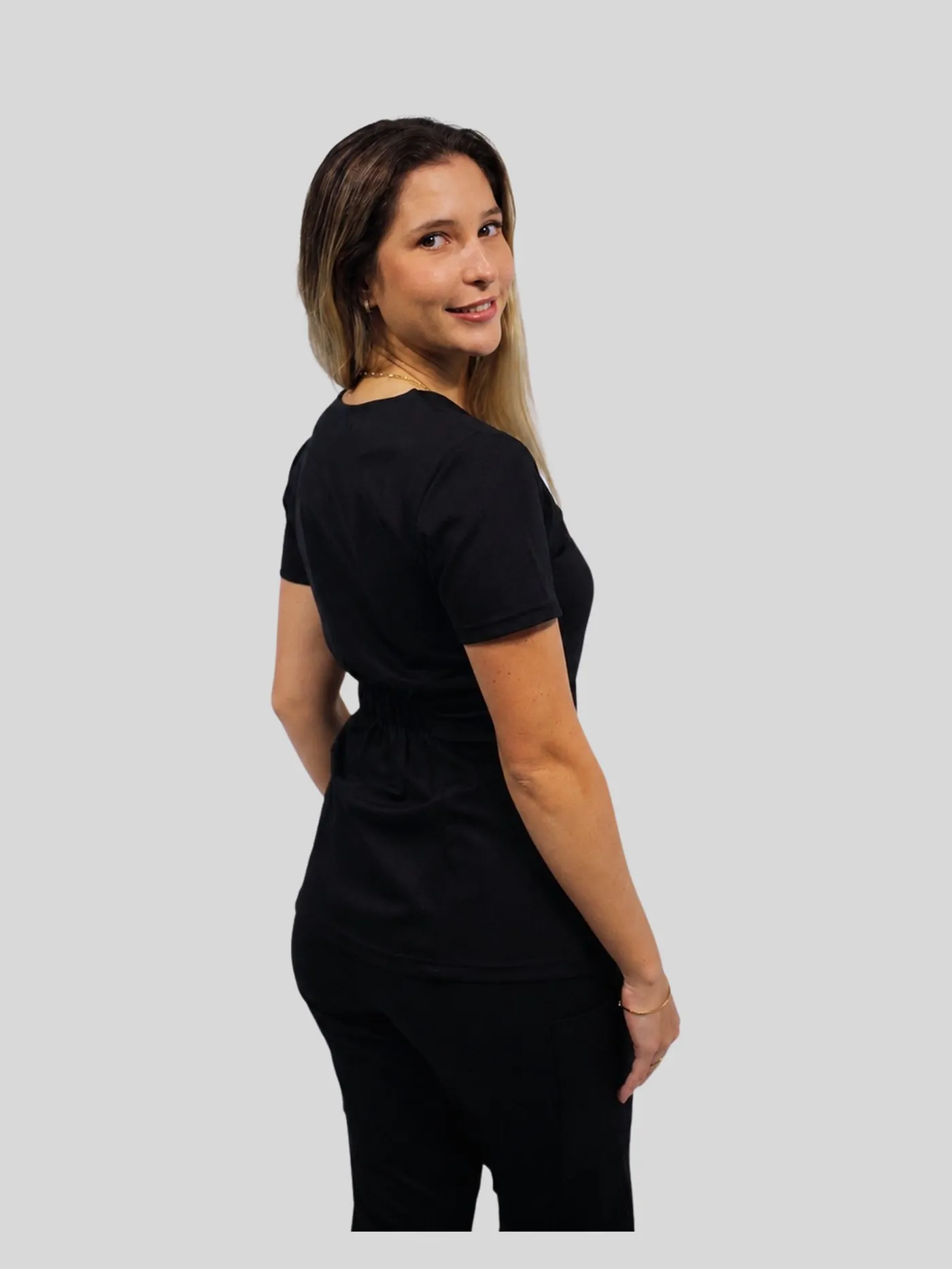 Scrub Supreme Feminino preto, visto de costas
